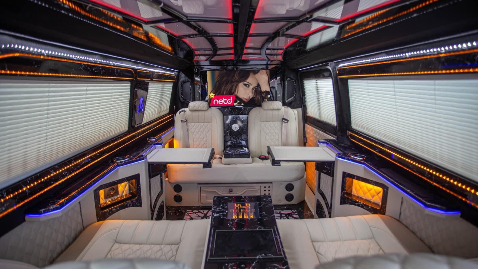 Mercedes-Benz Vito VIP iç mekan — deri koltuklar, LED ambiyans aydınlatma ve eğlence sistemi